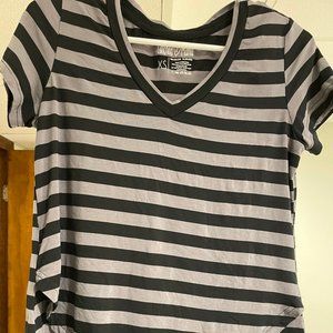 Latched Mama V-Neck Boyfriend Nursing Tee Size X-Small